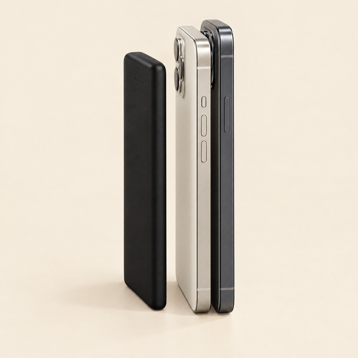 Groessenvergleich der Powerbank neben zwei Smartphones