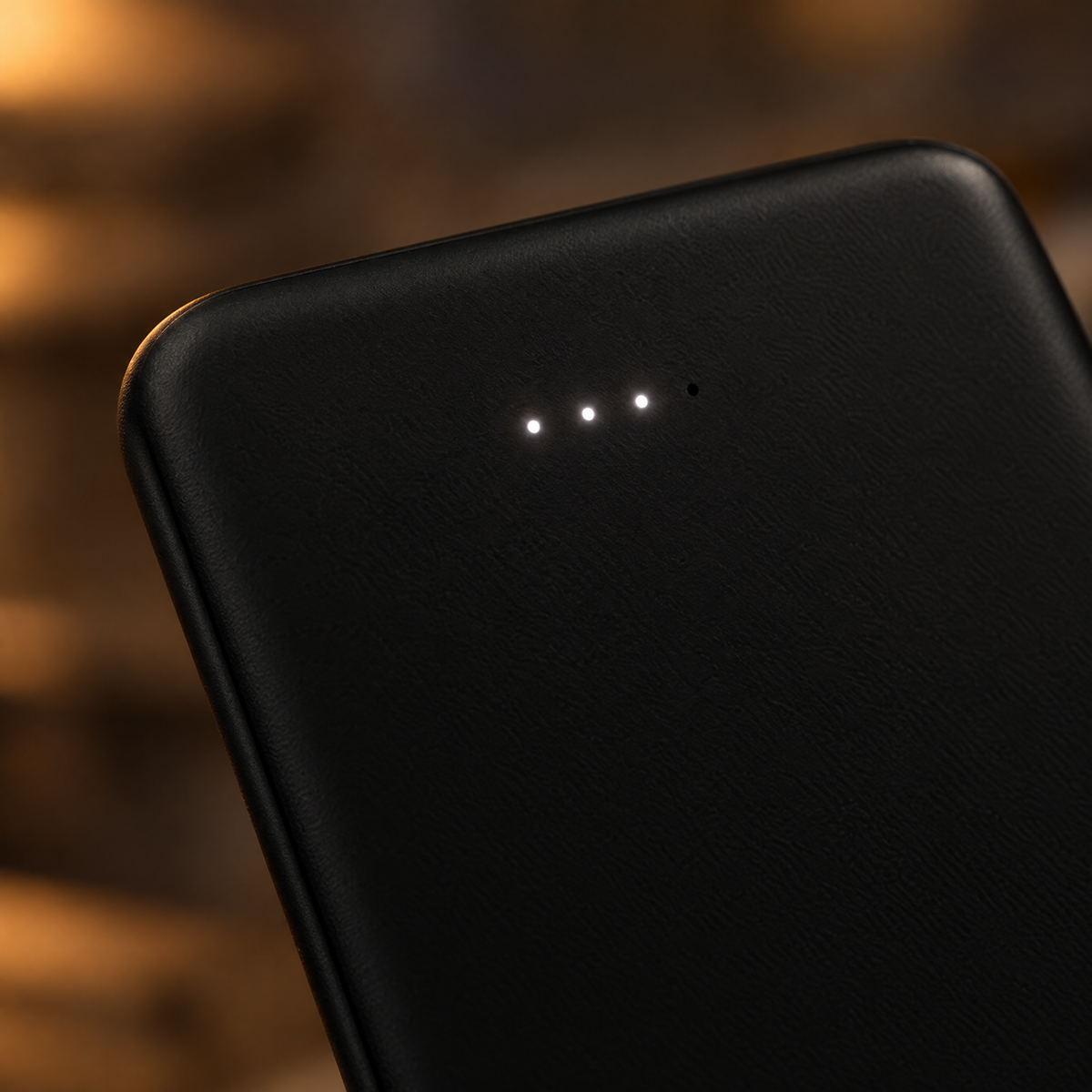 Die vier LED-Punkte zeigen den Ladestand der Powerbank